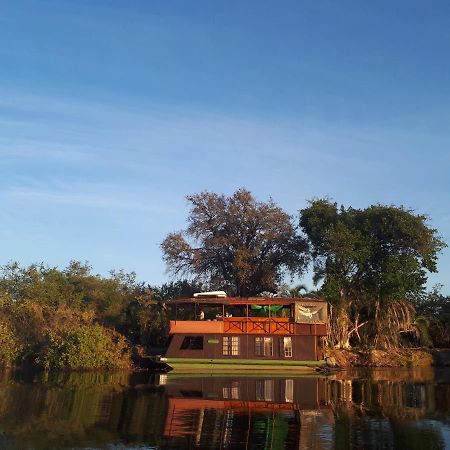 Kubu Queen Houseboat Hotel Shakawe Exterior photo